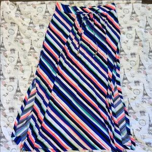 Long skirt. With two slits on both sides.